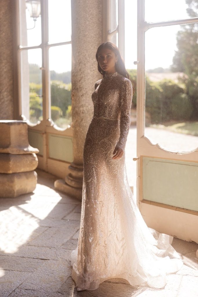 In questa foto abito da sposa sparkling Yedyna