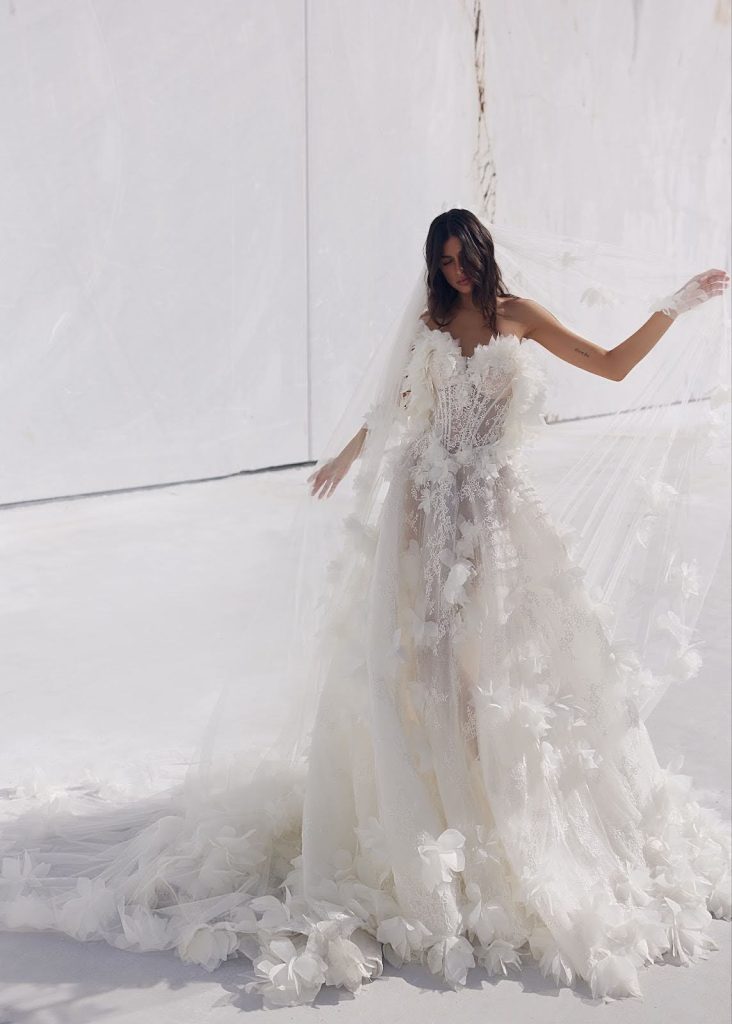 In questa foto abito da sposa con corsetto steccato e fiori tridimensionali