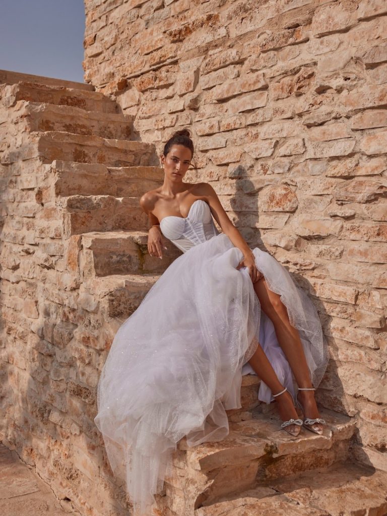In questa foto abito da sposa di tulle