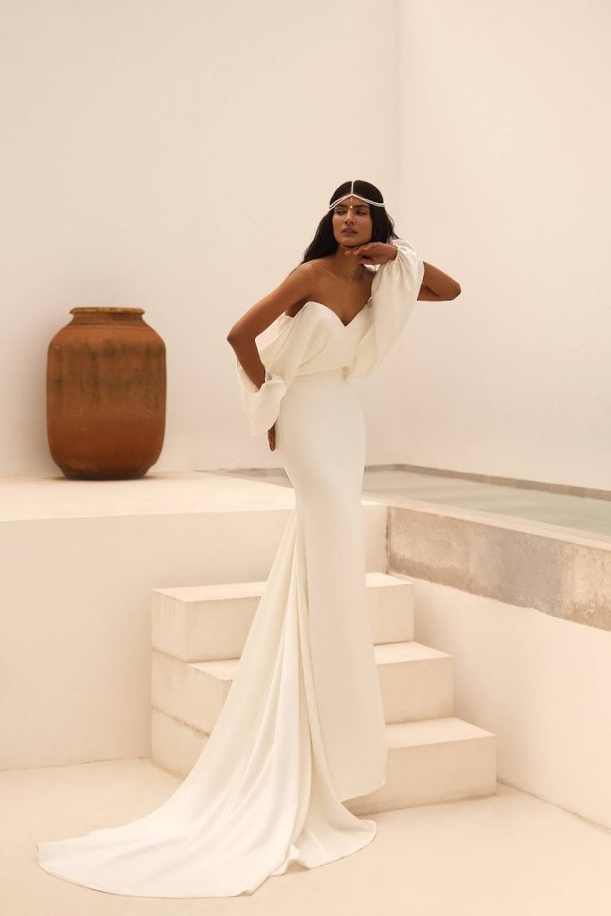 In questa foto abito da sposa con con maniche ampie