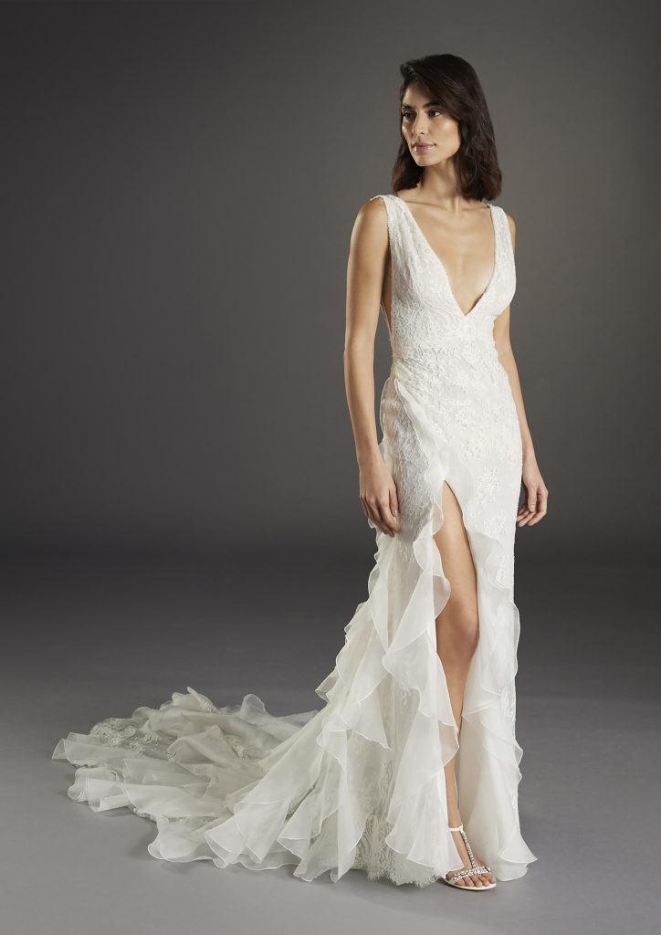 In questa foto un abito da sposa a sirena 2025 atelier pronovias
