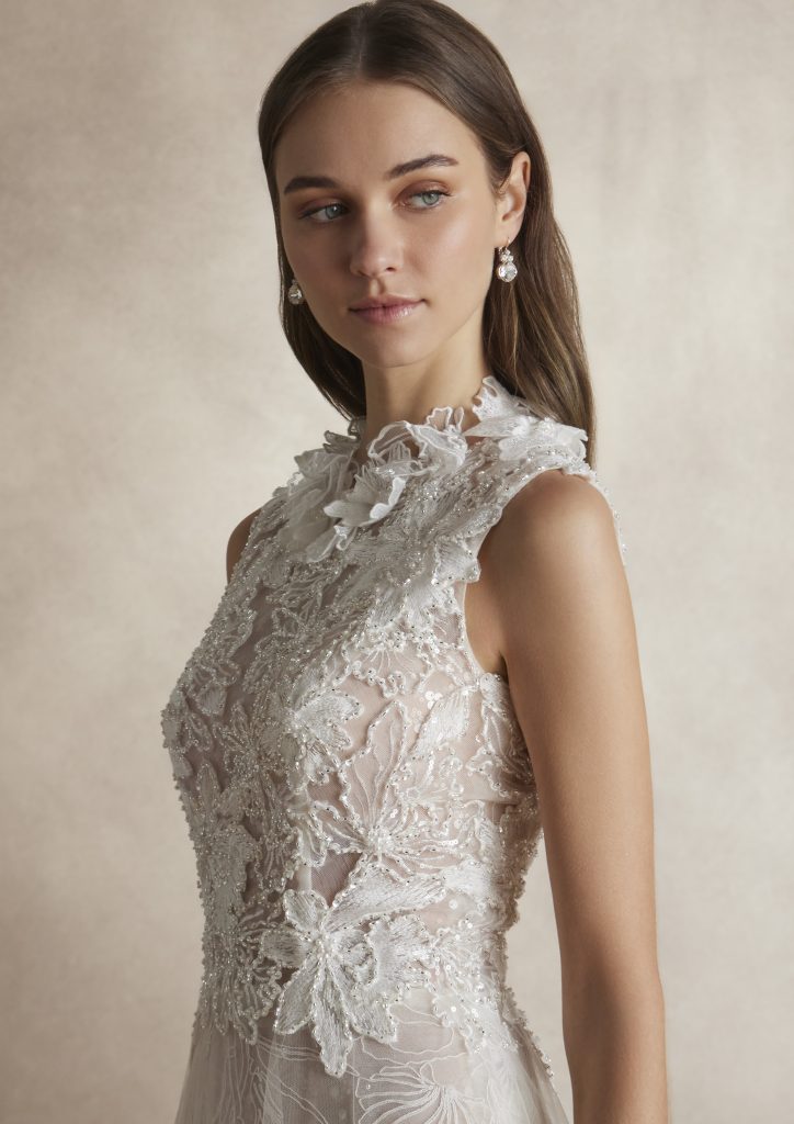 In questa foto la modella indossa un abito da sposa di pizzo 2025 Nicole
