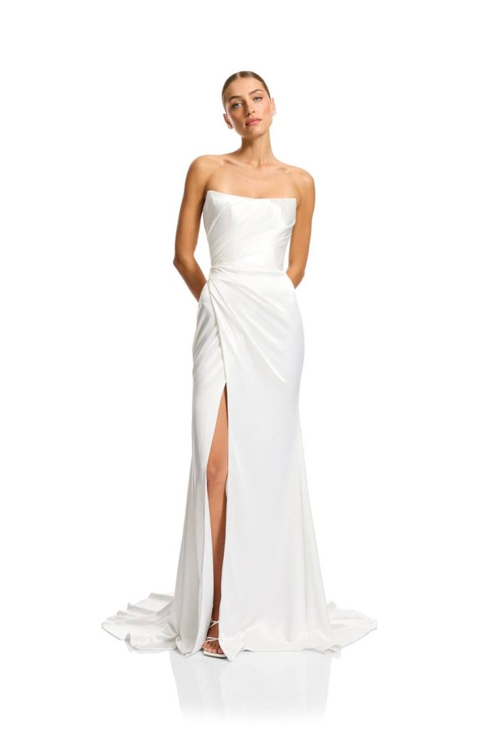 In questa foto abito da sposa  Kyha Studios