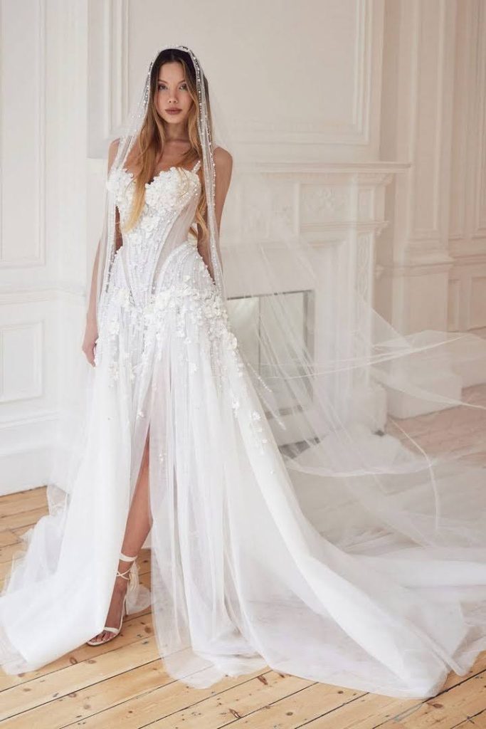 In questa foto abito da sposa  Pallas Couture