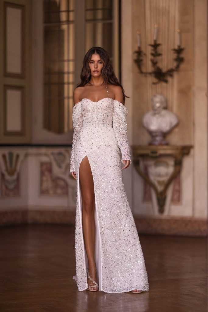 In questa foto abito da sposa  con spacco Yedyna