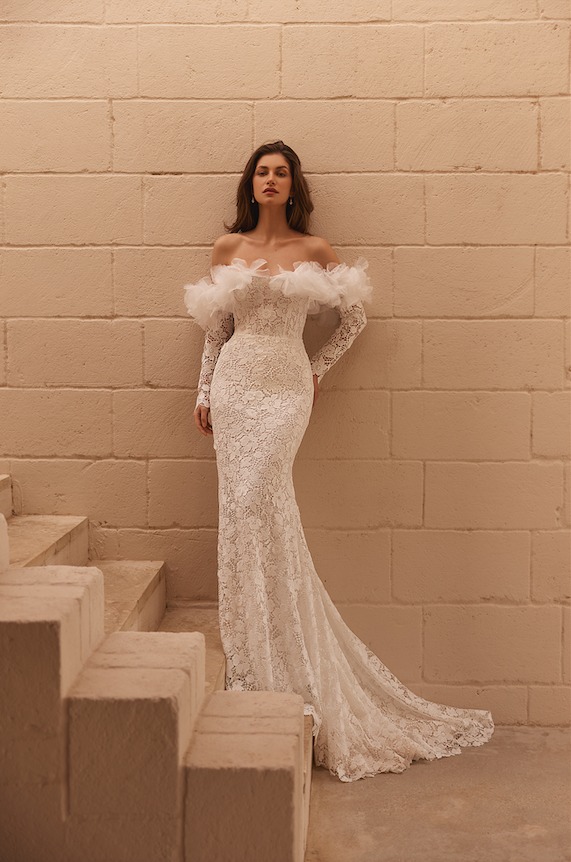 In questa foto al modella indossa un abito da sposa ELisabeth passion