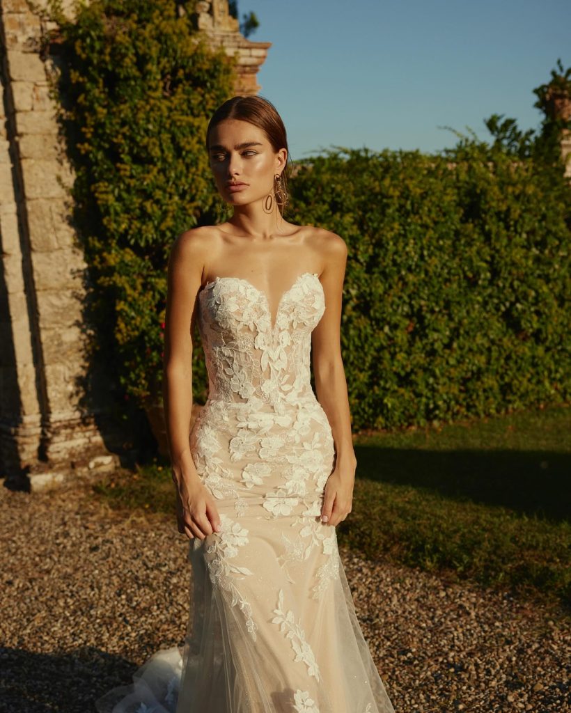 In questa foto la modella indossa un abito da sposa di pizzo 2025 modeca