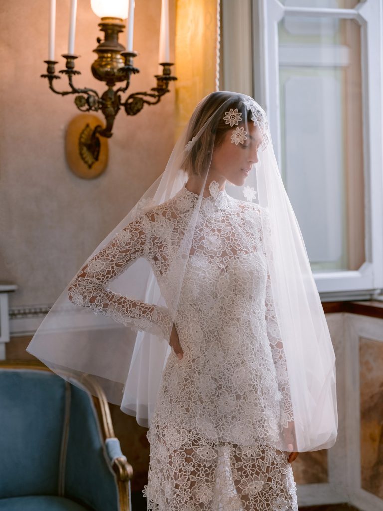 In questa foto la modella indossa un abito da sposa di pizzo 2025 mon ique lhullier