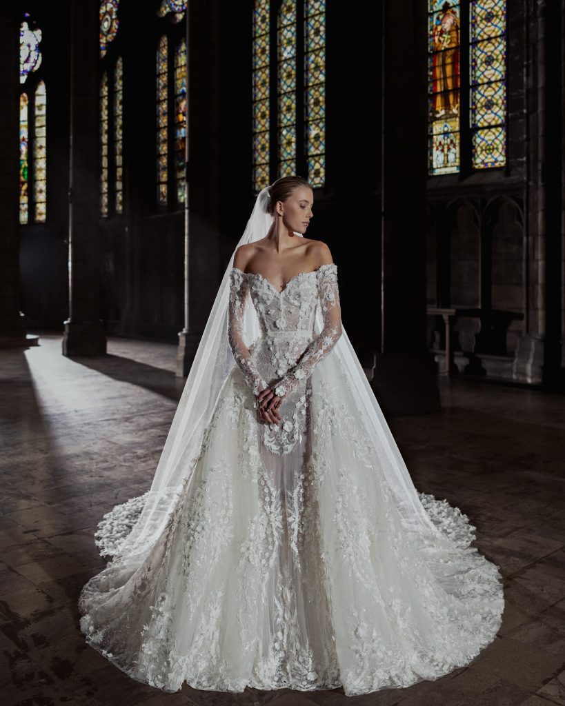 In questa foto la modella indossa un abito da sposa di pizzo 2025 zuhair murad