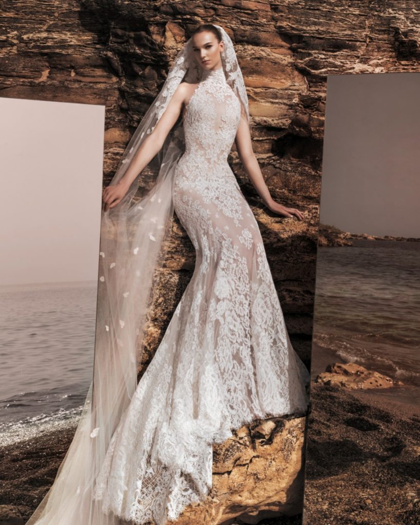 In questa foto la modella indossa un abito da sposa di pizzo 2025 zuhair murad