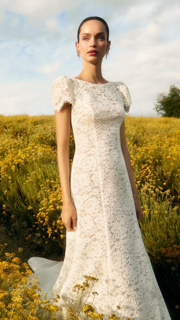In questa foto la modella indossa un abito da sposa di pizzo 2025 Atelier EMè