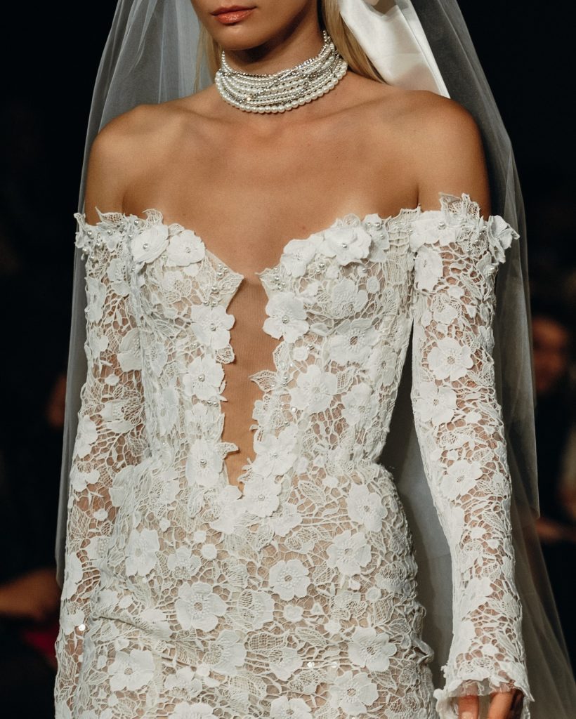 In questa foto la modella indossa un abito da sposa di pizzo 2025 berta