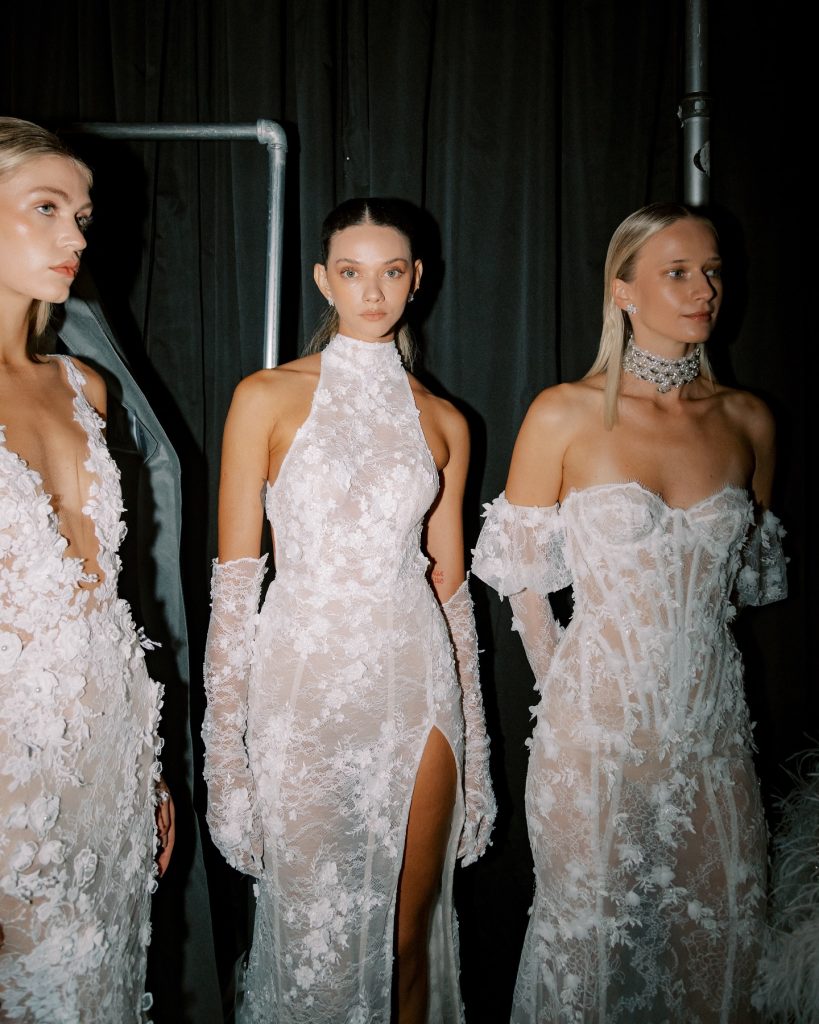 In questa foto la modella indossa un abito da sposa di pizzo 2025 berta