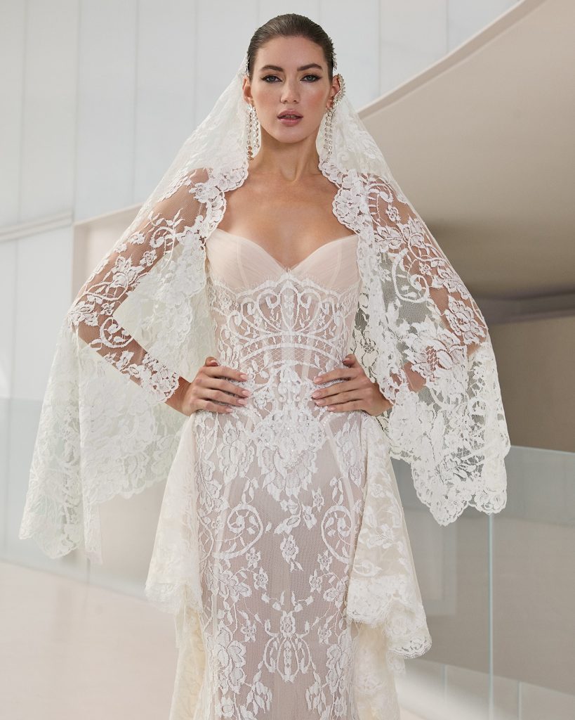 In questa foto la modella indossa un abito da sposa di pizzo 2025 galia lahav
