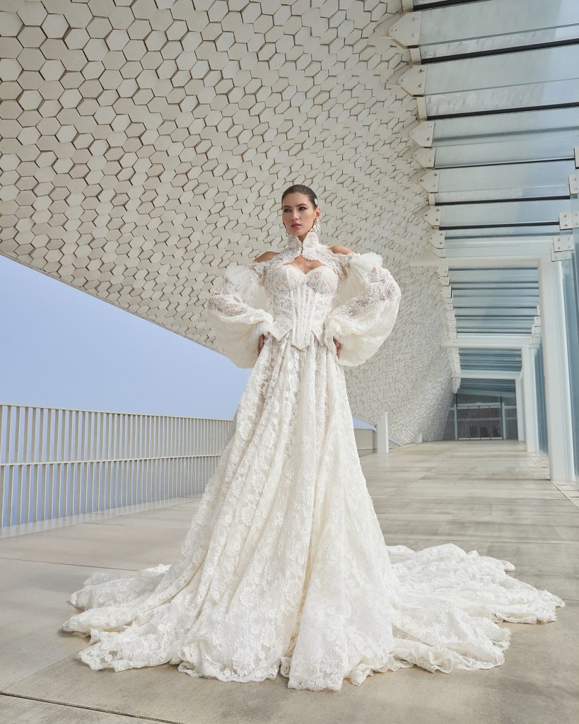 In questa foto la modella indossa un abito da sposa di pizzo 2025 galia lahav