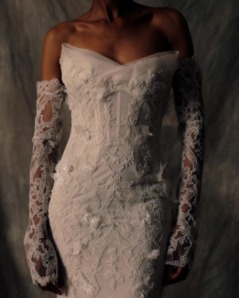 In questa foto la modella indossa un abito da sposa di pizzo 2025 ines di santo