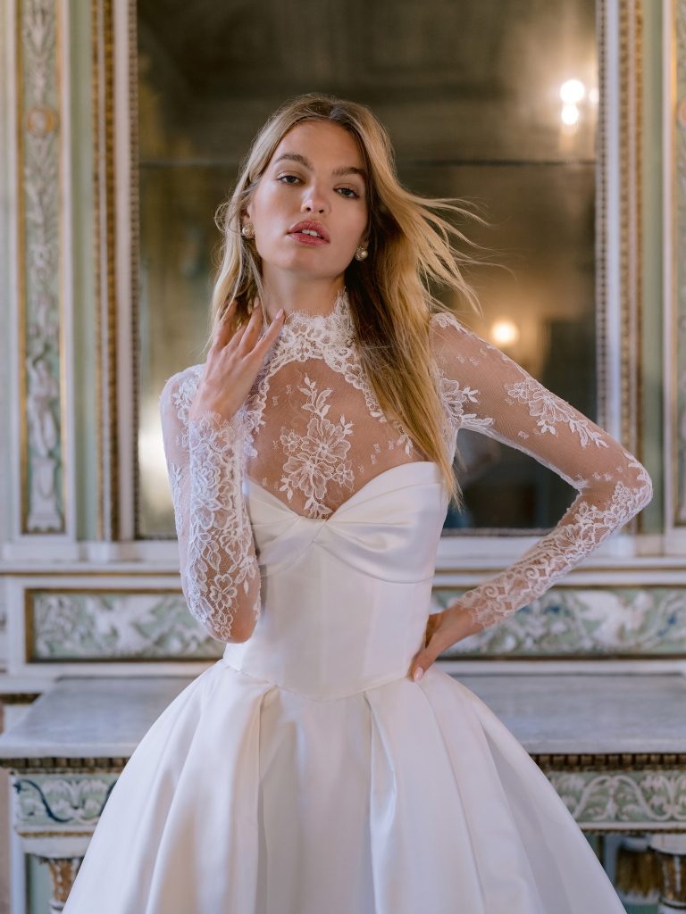 In questa foto la modella indossa un abito da sposa di pizzo 2025 mon ique lhullier