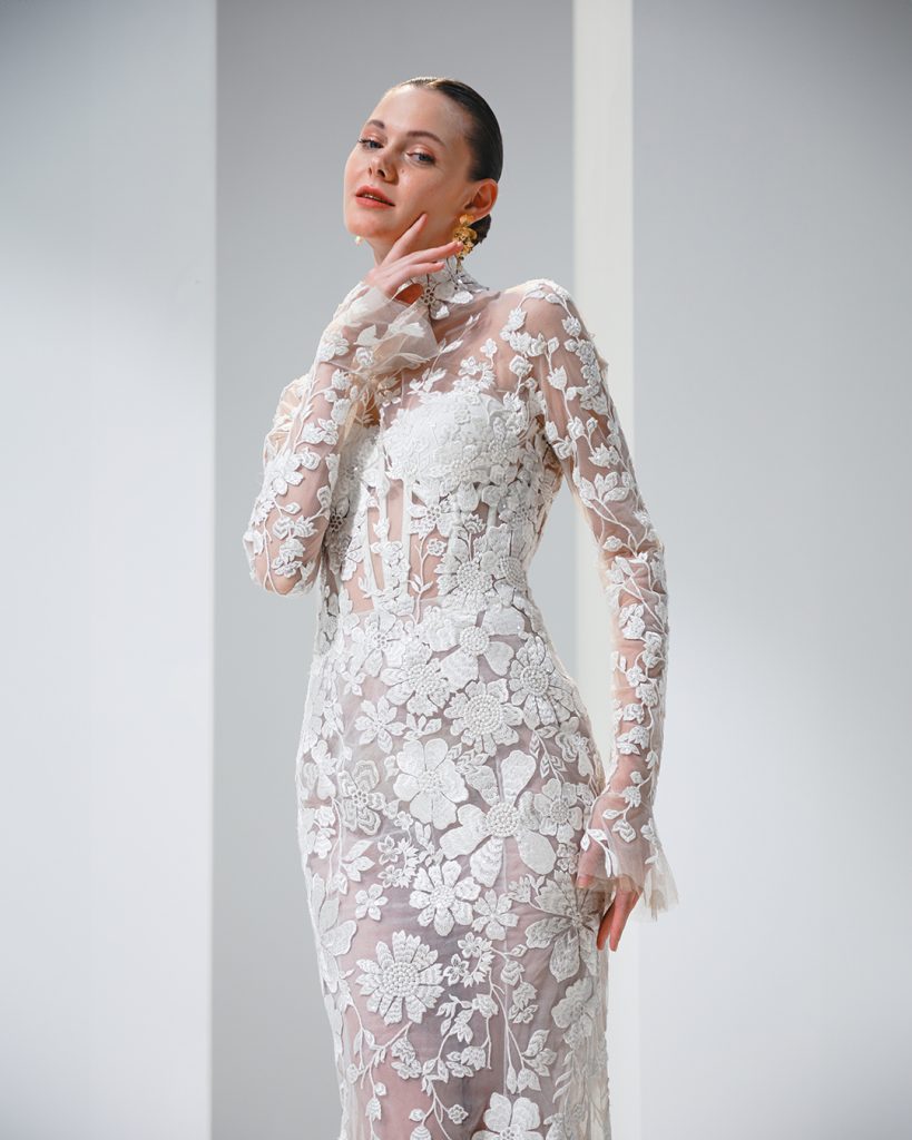 In questa foto la modella indossa un abito da sposa di pizzo 2025 tony ward