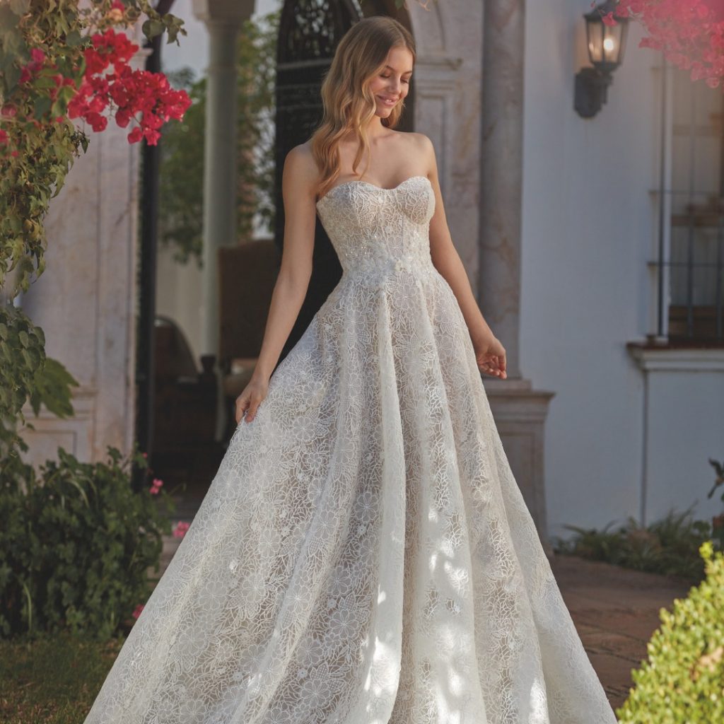 In questa foto la modella indossa un abito da sposa di pizzo 2025 valerio luna