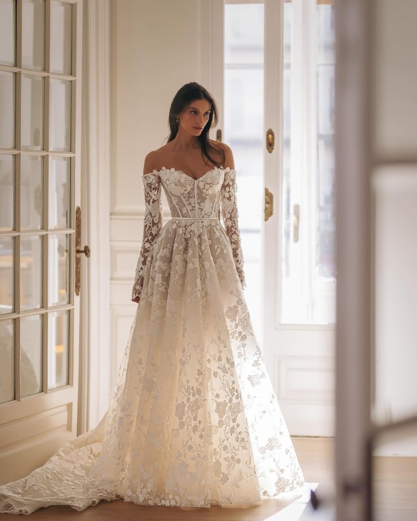In questa foto la modella indossa un abito da sposa di pizzo 2025 wonà concept