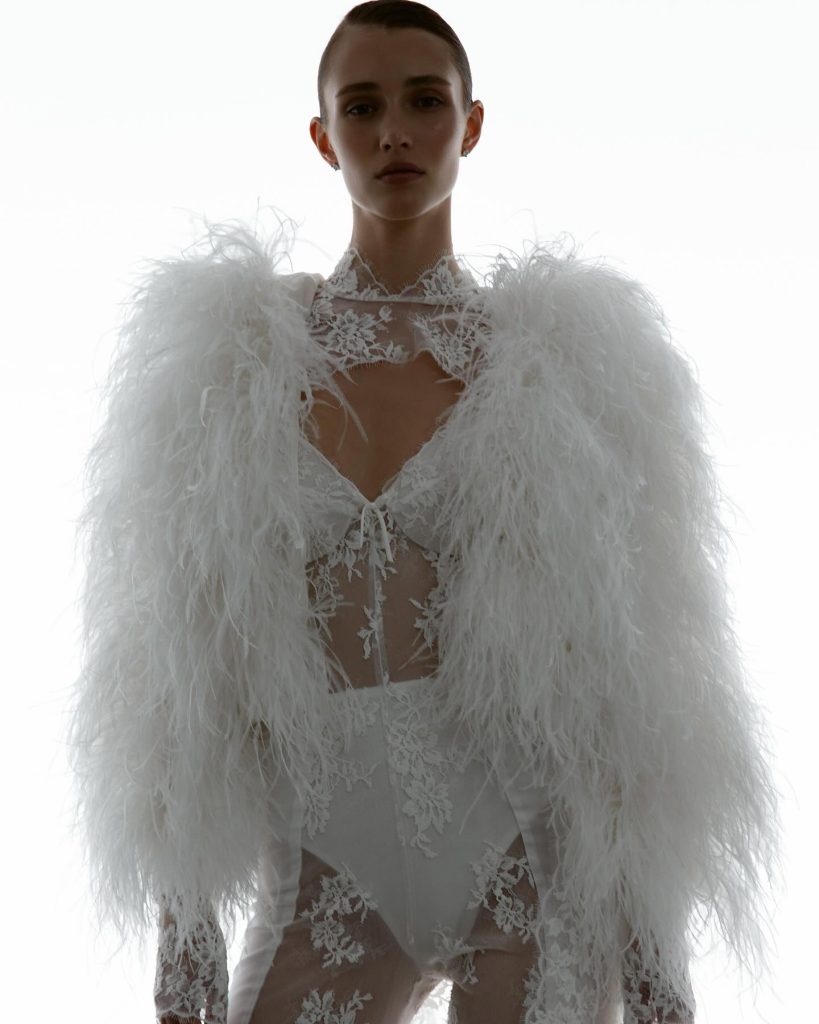 In questa foto la modella indossa un abito da sposa di pizzo 2025 wonà concept