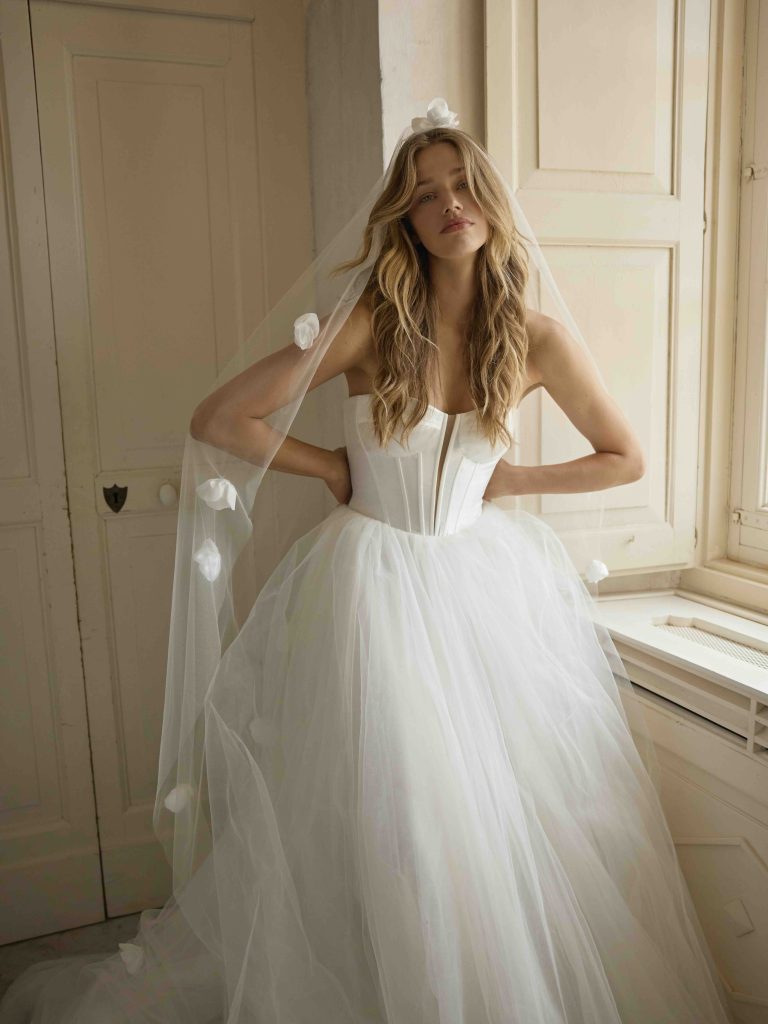 In questa immagine un abito da sposa romantico 2025 di Felicia Coutute con bustier e gonna in tulle. 