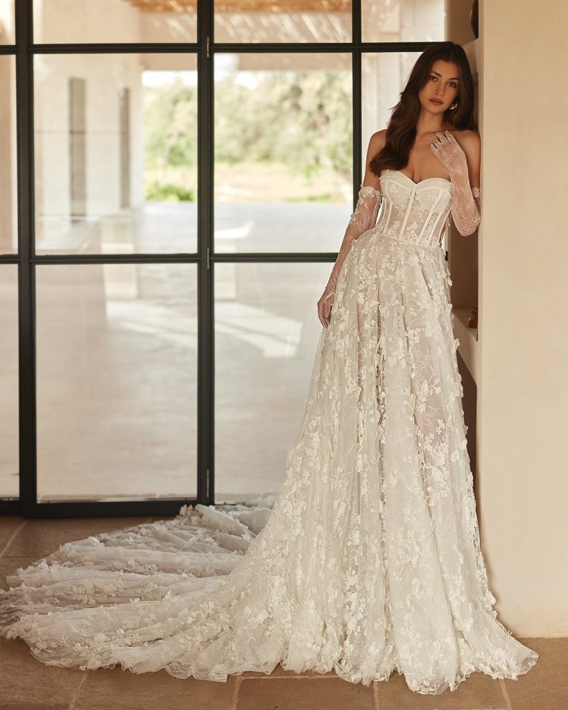 In questa foto la modella indossa un abito da sposa di pizzo 2025 elizabeth passion