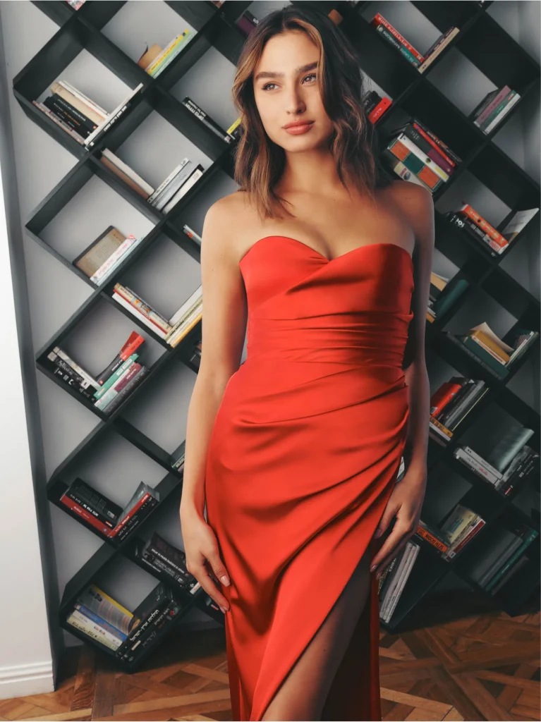 In questa foto la modella indossa un abito da festa 2024 galia lahav