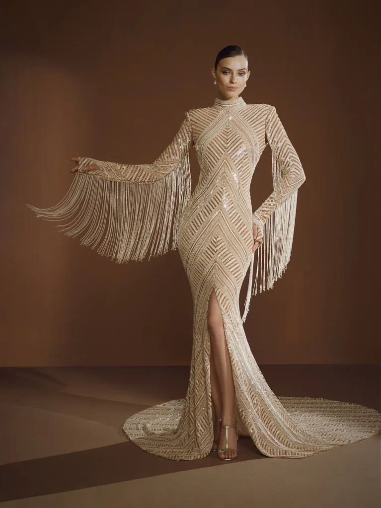 In questa foto la modella indossa un abito dorato Elisabetta Franchi per Pronovias 