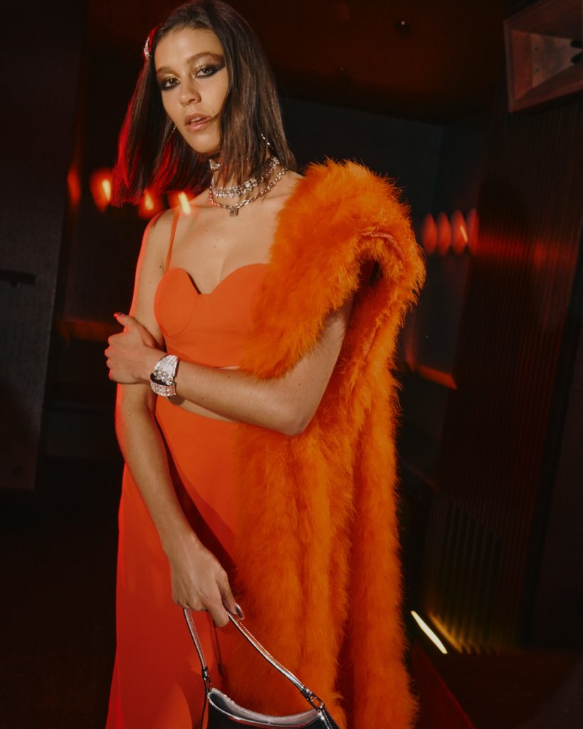 In questa foto la modella indossa un abito da festa 2024 vera wang 