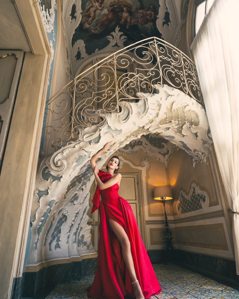 In questa foto la modella indossa un abito da festa 2024 mischalis