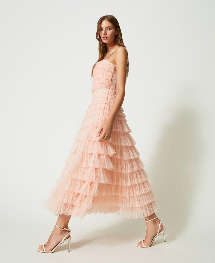 In questa foto la modella indossa un abito da festa 2024 di tulle twinset