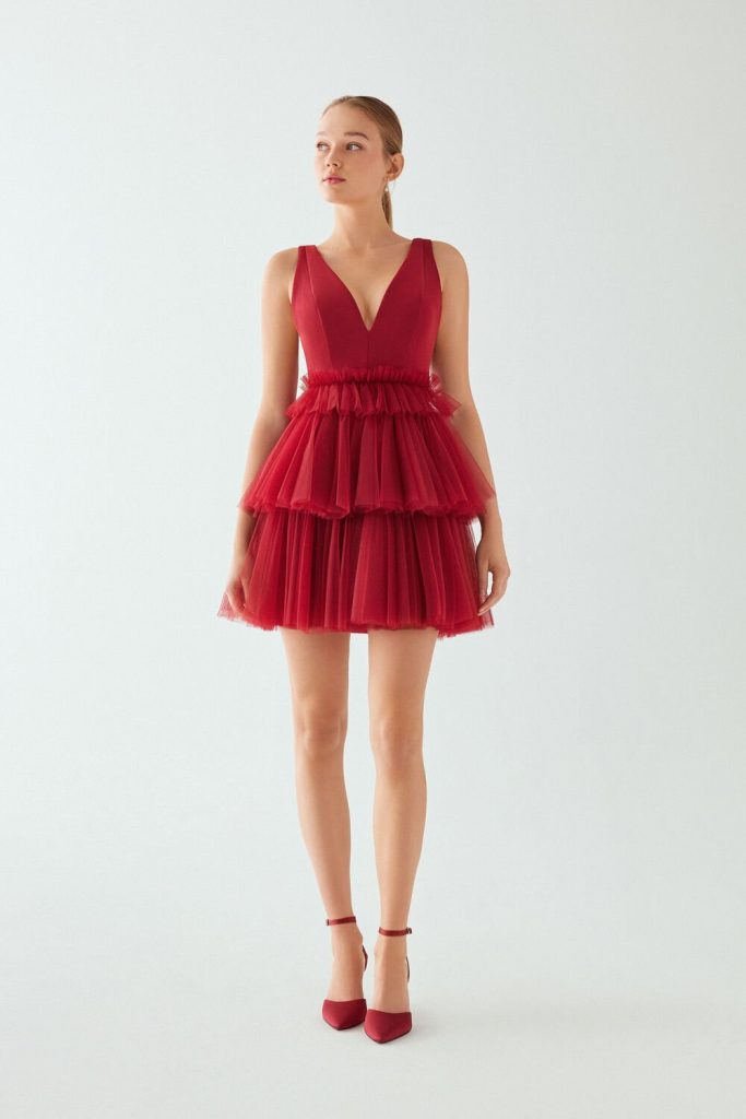 In questa foto la modella indossa un abito da festa 2024 di tulle rosso atelier emè