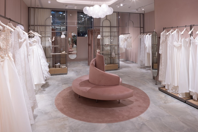 In questa foto, una delle stanze dedicate agli abiti da sposa della boutique di Atelier Emé in via della Spiga a Milano 