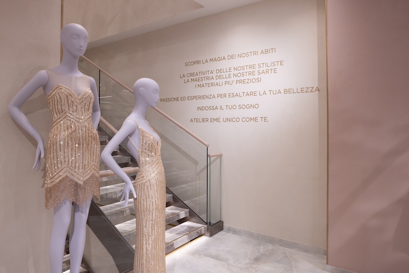 In questa foto, la scala nuova boutique di Atelier Emé in via della Spiga a Milano con due abiti da sposa