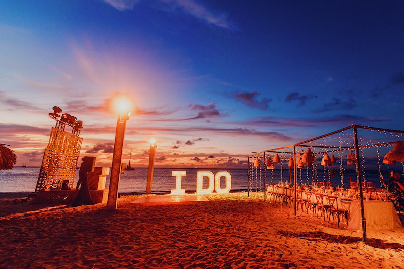In questa foto l'allestimento di un party di nozze su una spiaggia di Aruba con luci e luminarie