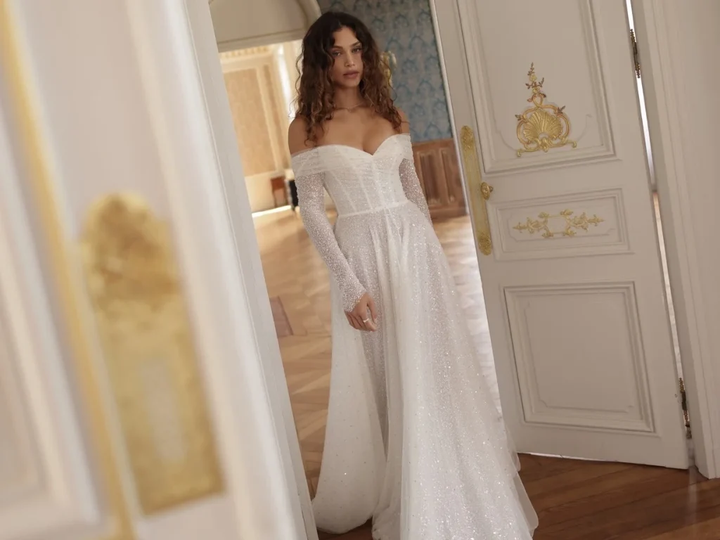 In questa foto la modella indossa un abito da sposa morbido e leggero 2025 wonà concept