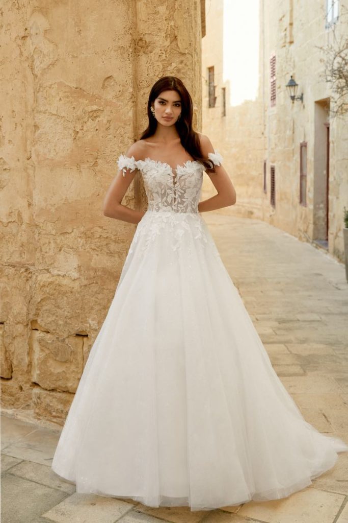 In questa foto una modella indossa un abito da sposa ad A in tulle e pizzo floreale