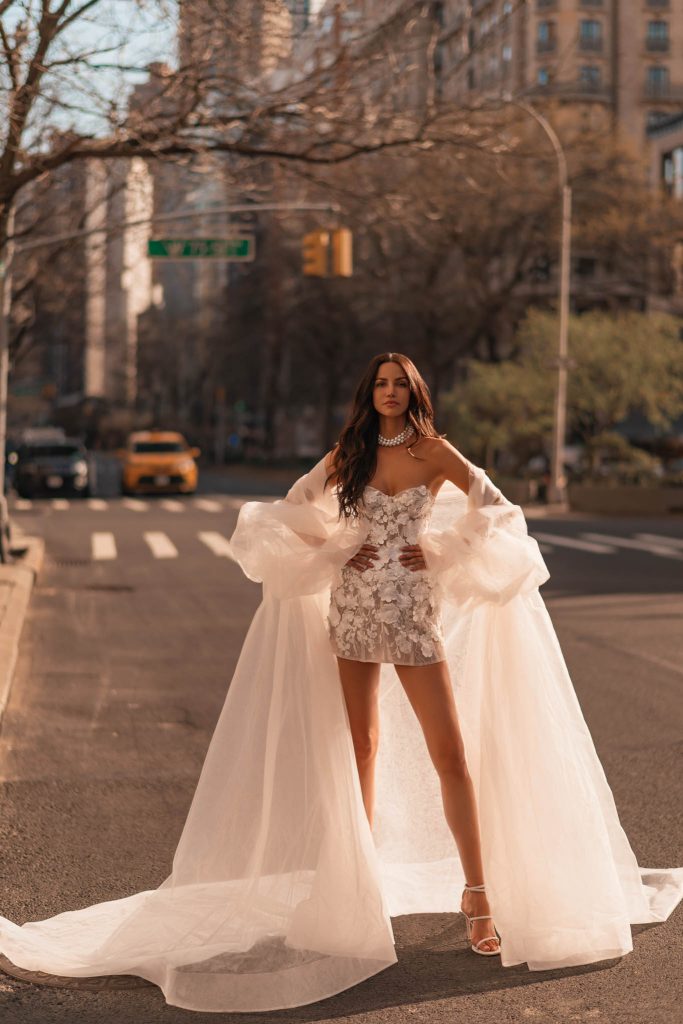 In questa immagine un modello di abiti da sposa corti 2025 con ricami floreali in 3D di Berta. 