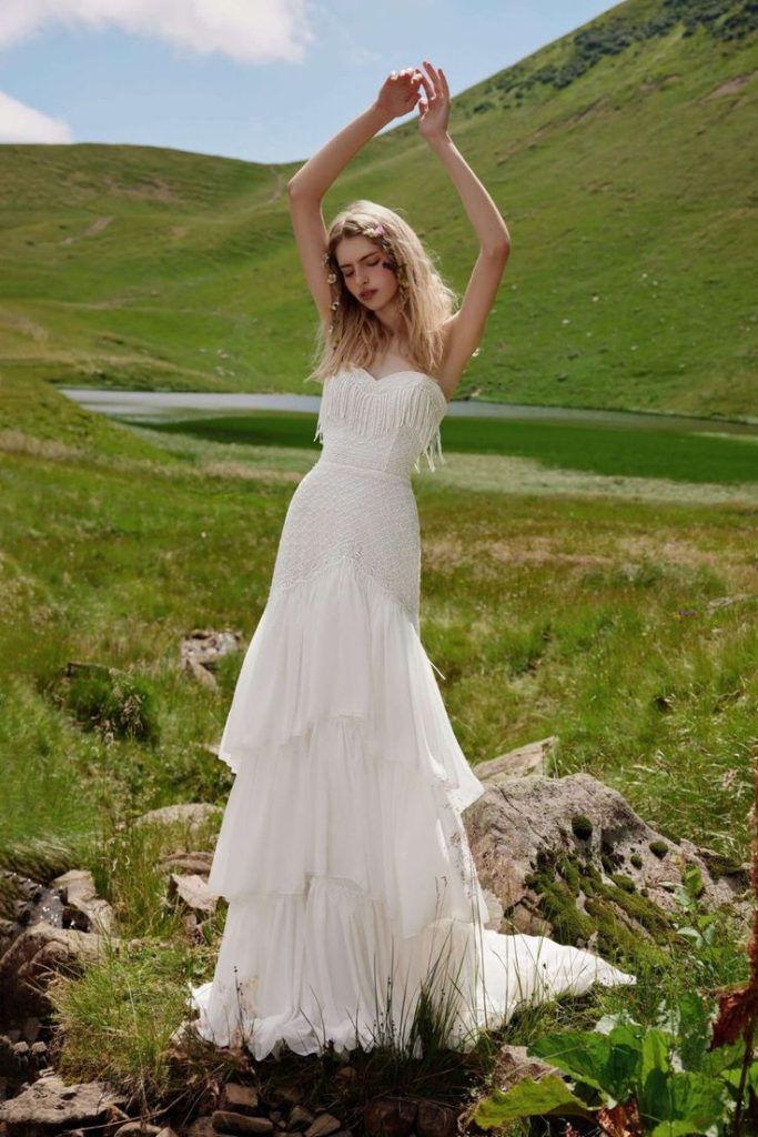 In questa foto la modella indossa un abito da sposa morbido e leggero 2025 ariamo boho