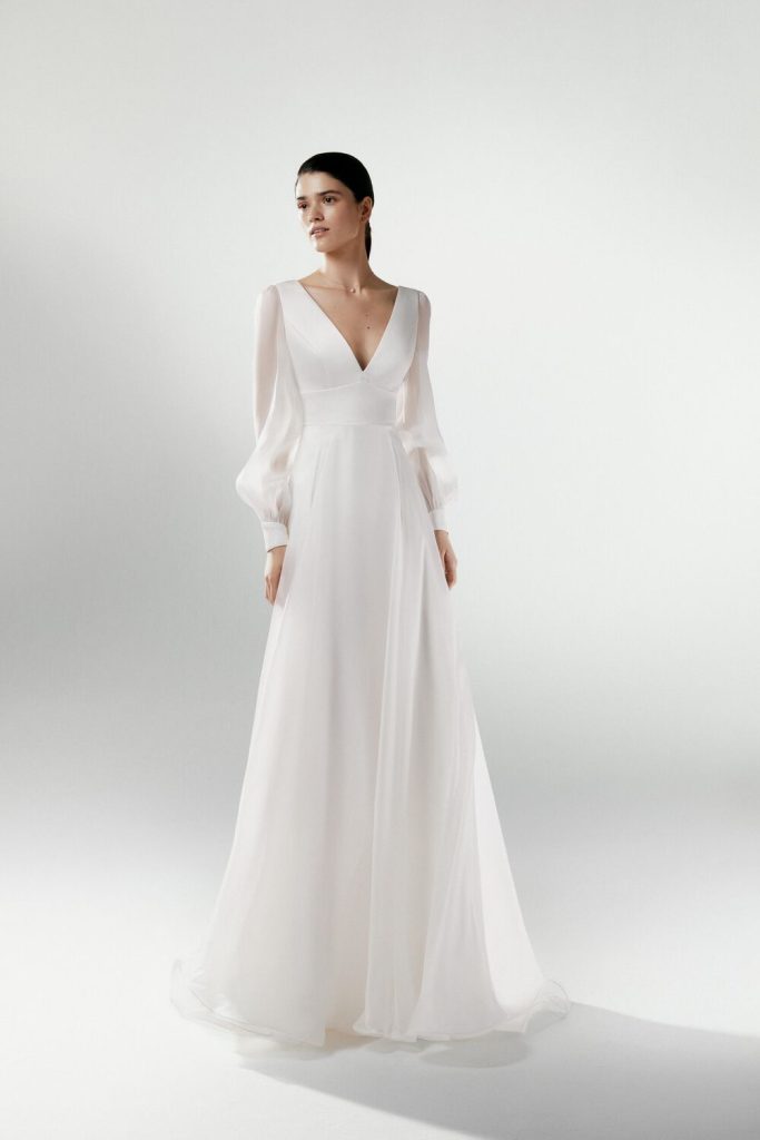 In questa foto la modella indossa un abito da sposa morbido e leggero 2025 atelier emé