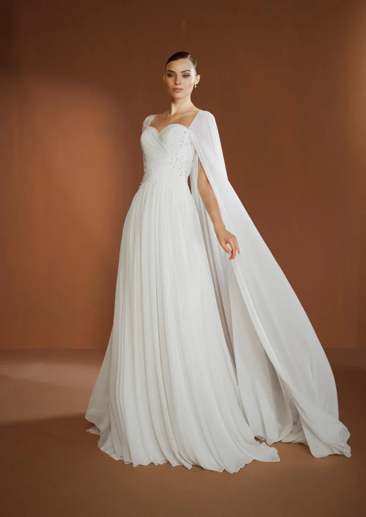 In questa foto la modella indossa un abito da sposa morbido e leggero 2025 elisabetta franchi per pronovias