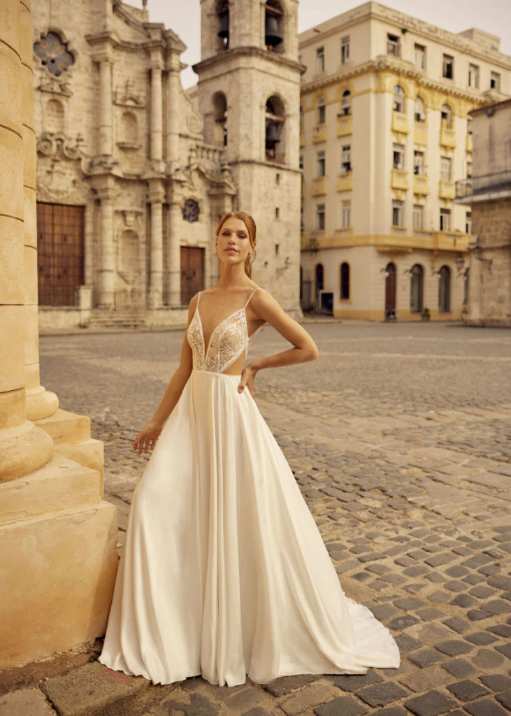 In questa foto la modella indossa un abito da sposa morbido e leggero 2025 herve paris