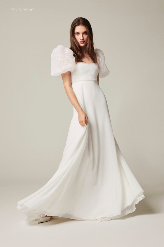 In questa foto la modella indossa un abito da sposa morbido e leggero 2025 jesus peiro