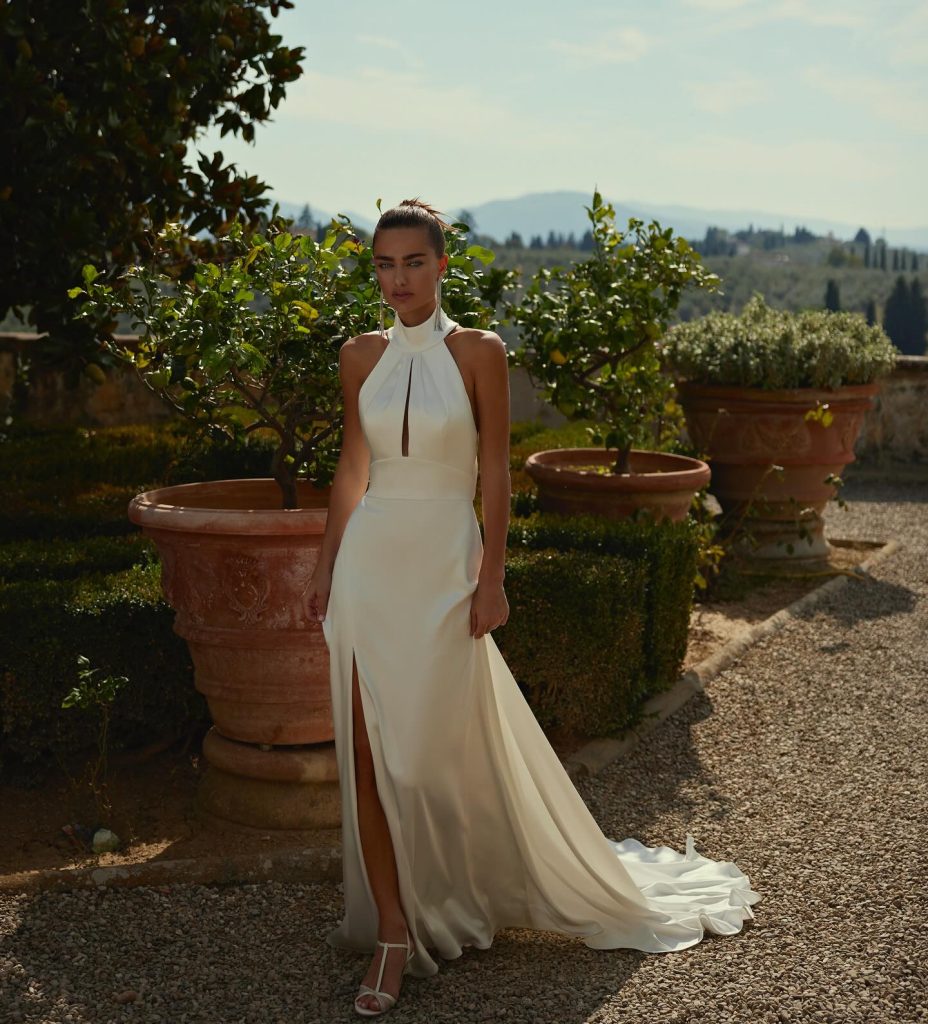 In questa foto la modella indossa un abito da sposa morbido e leggero 2025 modeca