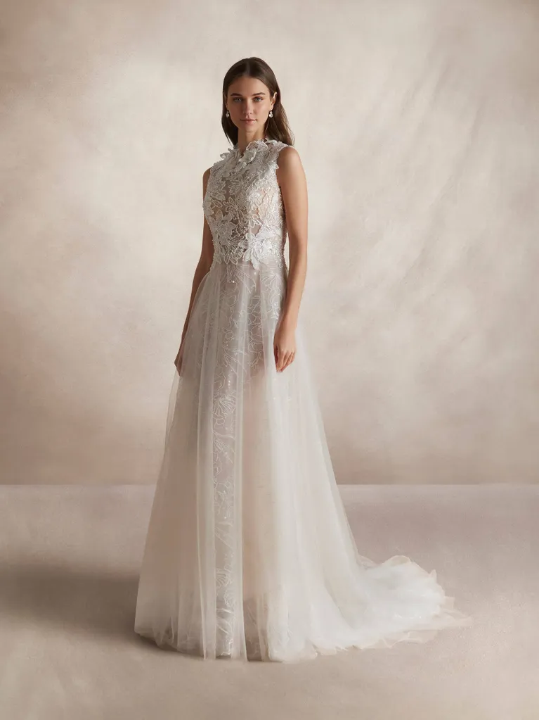 In questa foto la modella indossa un abito da sposa morbido e leggero 2025 nicole couture