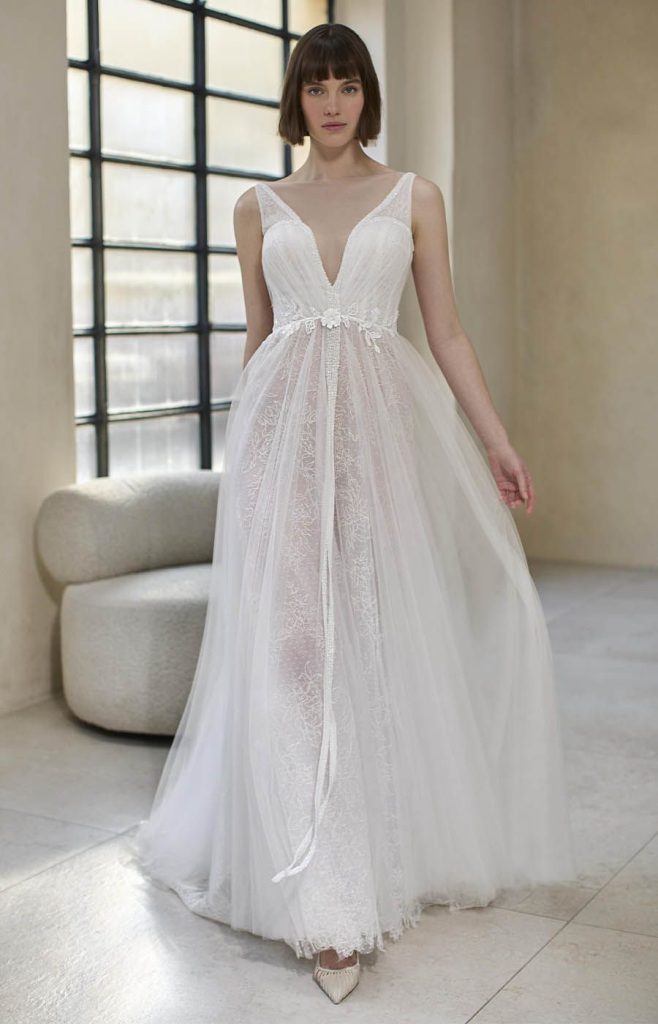 In questa foto la modella indossa un abito da sposa morbido e leggero 2025 elisabetta polignano 