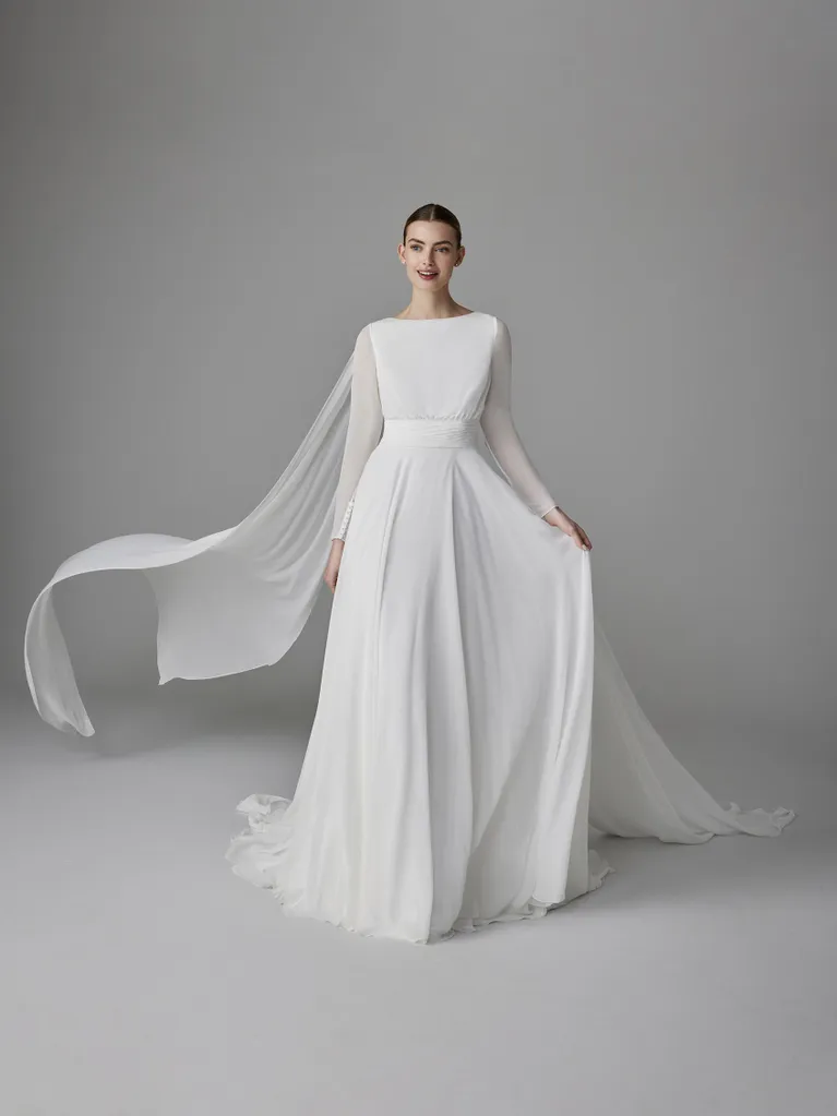 In questa foto la modella indossa un abito da sposa morbido e leggero 2025 pronovias
