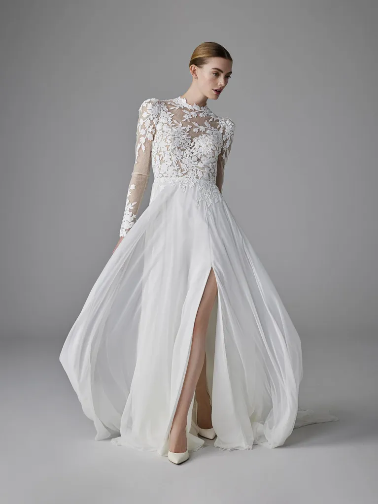 In questa foto la modella indossa un abito da sposa morbido e leggero 2025 pronovias