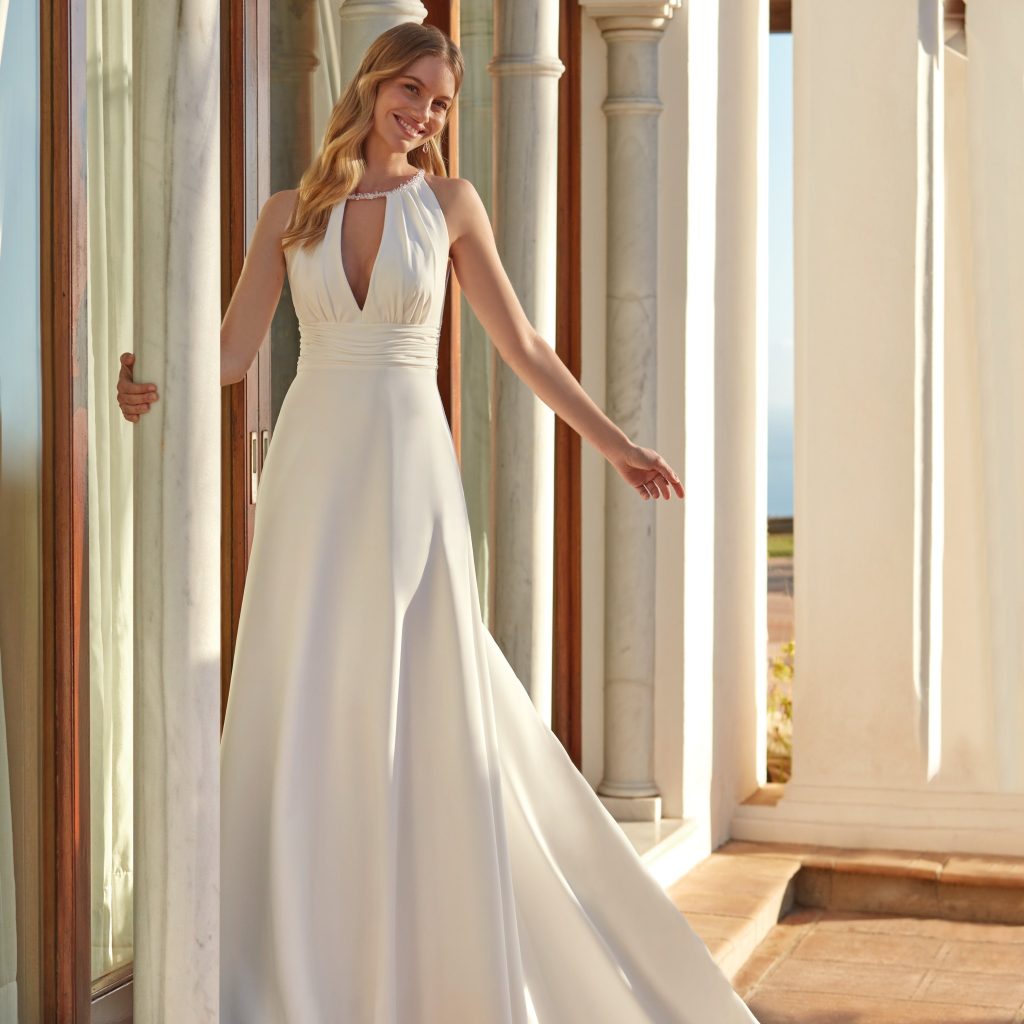 In questa foto la modella indossa un abito da sposa morbido e leggero 2025 valerio luna 